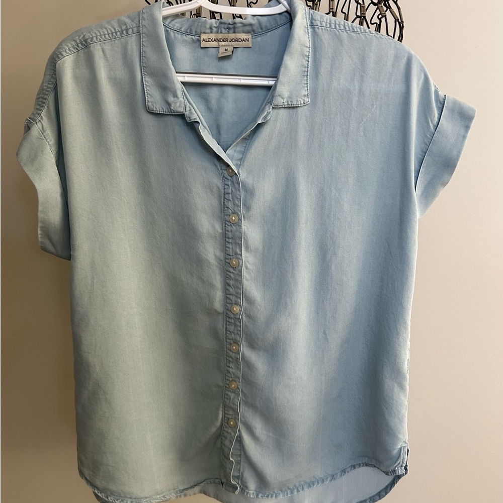 100% Lyocell Light Blue Denim Size Medium Short Sleeve Shirt